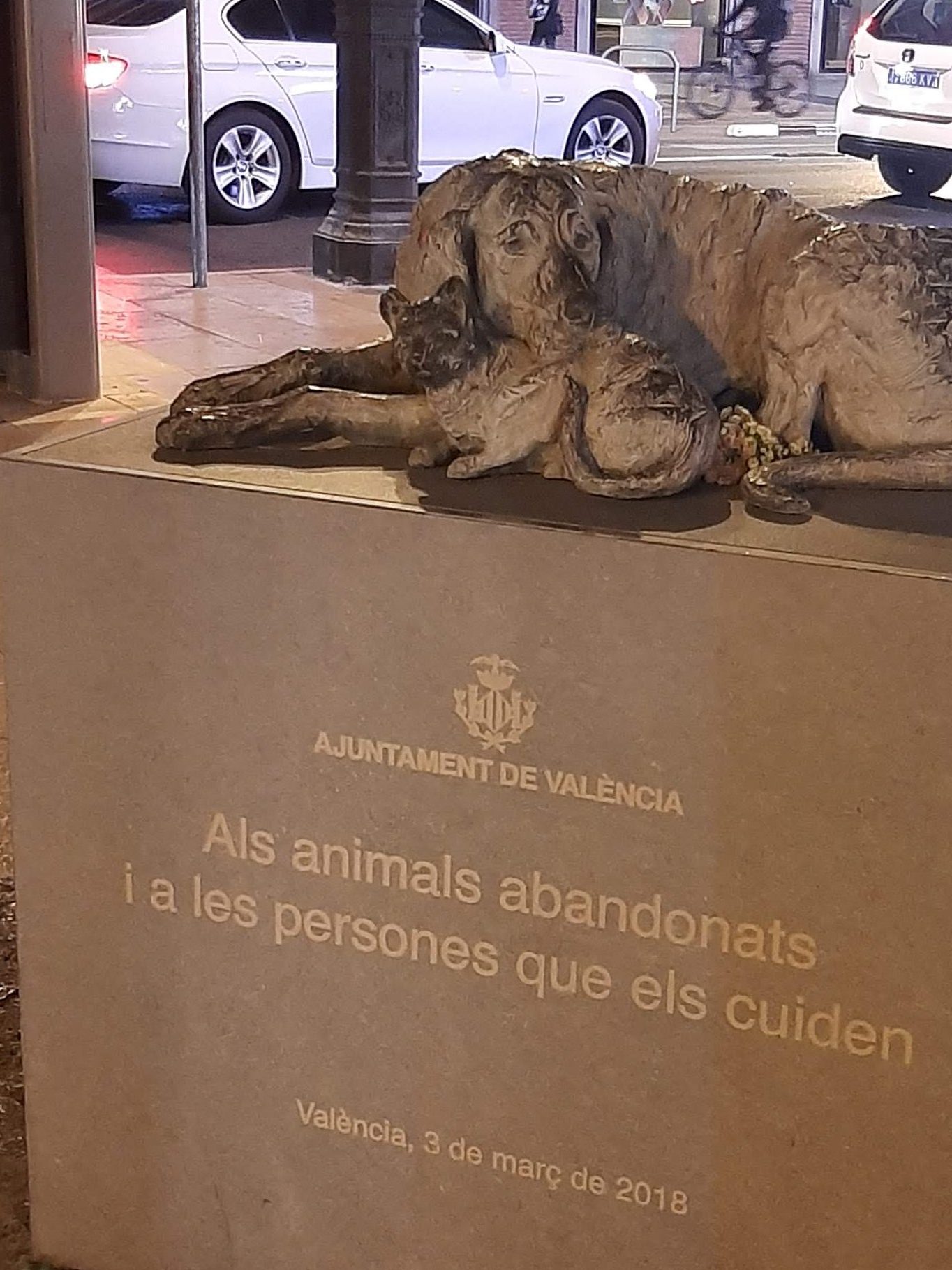 Foto de la escultura dedicada a los animales abandonados y a las personas que los cuidan, en Valencia