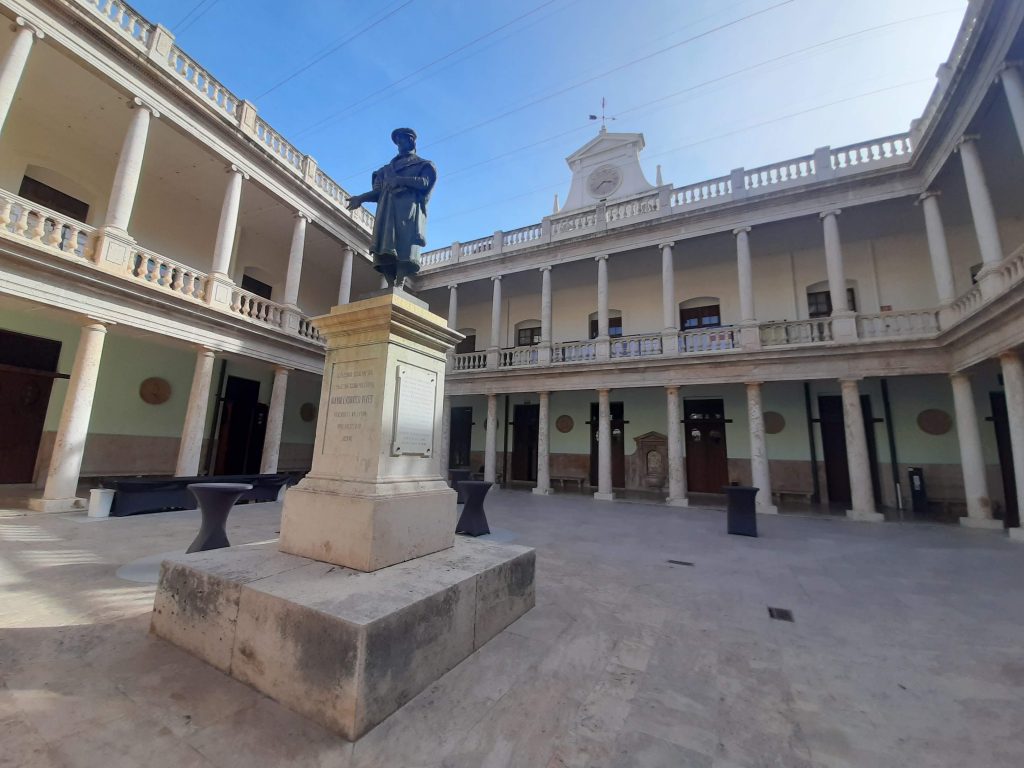 Foto del patio del centro cultural la Nau, de la Universitat de Valencia. 